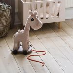 Done by Deer Plišana žirafa na točkićima - Raffi Powder - Image 2