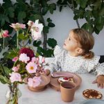 Elodie Siperak sa rukavima i kecelja - Autumn Rose - Image 2