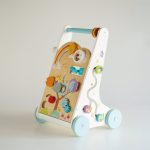 Le Toy Van Drvena aktivnosna guralica sa Montessori tablom - Image 11