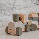 Label Label Drveni didaktički vozić za slaganje - Olive Green - Image 3