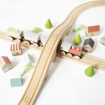 Le Toy Van Drveni set vozića i željeznička staza s gradskim motivima - Image 7