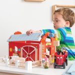 Le Toy Van Crveni drveni traktor sa prikolicom - Bertie - Image 5