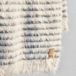 Elodie Plišana pletena dekica - Furry Knit Blanket, Berry Blue - Image 2