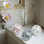 Elodie simetrična cucla/duda - Bloom Vanilla White - Image 3