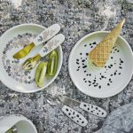 Elodie Set silikonski tanjir, nož i viljuška – Dalmatian Dots - Image 2