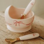 Elodie Set silikonska zdjelica i kašikica – Rosy Bow - Image 2