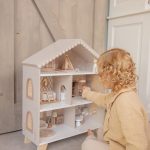 Label Label drvena kućica za lutke s namještajem – Nougat - Image 4