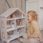 Label Label drvena kućica za lutke s namještajem – Nougat - Image 5
