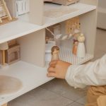Label Label drvena kućica za lutke s namještajem – Nougat - Image 6