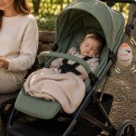 Family Nation Rock Chick™ uređaj za automatsko ljuljanje kolica i bijeli šum 2u1