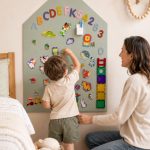 Family Nation MagneKids™ magnetna zidna tabla Kućica 70 × 44 cm – Sage Green