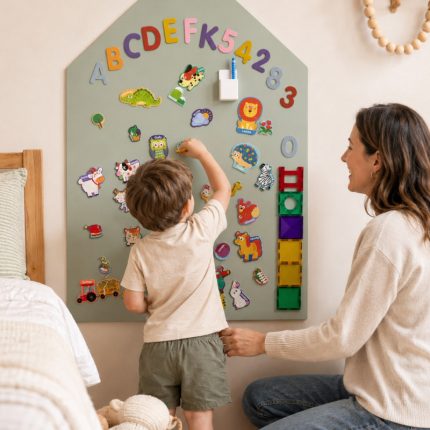 Family Nation MagneKids™ magnetna zidna tabla Kućica 70 × 44 cm – Sage Green