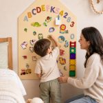 Family Nation MagneKids™ magnetna zidna tabla Kućica 70 × 44 cm – Sand
